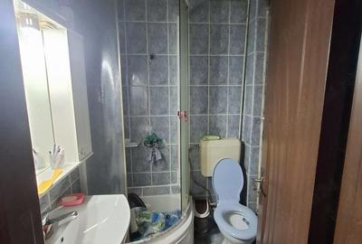 Apartament cu 4 camere semidecomandat în Tractorul - 9
