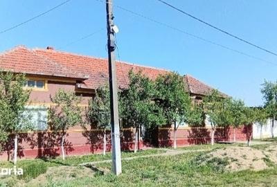 Casă cu 4 camere cu Teren 200 Mp în Cermei