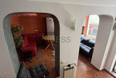 Casă cu 2 camere cu Teren 15 Mp în P-ța Universității