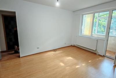 Apartament cu 3 camere semidecomandat în Micro 17