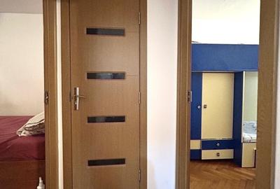 Apartament cu 3 camere semidecomandat, mobilat în P-ța Doina - 7