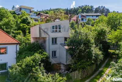 Casă cu 7 camere cu Teren 1056 Mp în Central