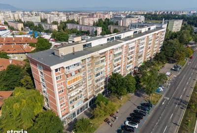 Apartament cu 3 camere semidecomandat în Centrul Civic