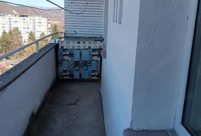 Apartament cu 3 camere semidecomandat în Vulcan