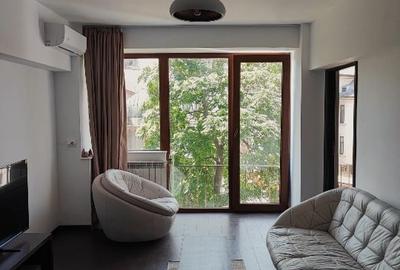 Apartament cu 3 camere semidecomandat, mobilat în Universitate