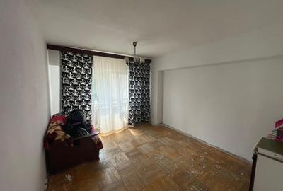 Apartament cu 3 camere decomandat în Nicolina