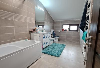 Casă cu 3 camere în Mihai Viteazu - 1