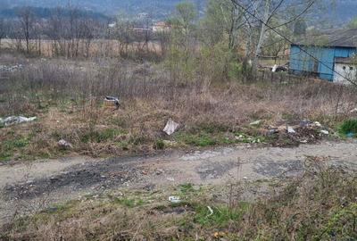 Teren de 5800 mp, în Gura Văii - 2