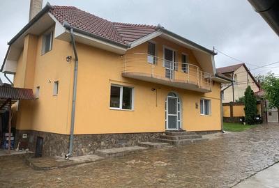 Casă cu 4 camere cu Teren 500 Mp în Central