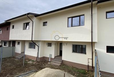 Casă cu 4 camere cu Canalizare în Domnești