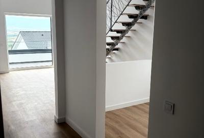 Apartament cu 4 camere decomandat în Cristian - 3