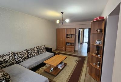 Apartament cu 3 camere decomandat în Cornișa