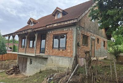Casă cu Teren 430 Mp în Măgura