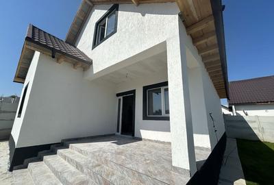 Casă cu 4 camere în Lumina