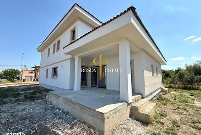 Casă cu 4 camere în Dumbrăvița