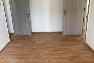 Apartament cu 3 camere semidecomandat în Colentina