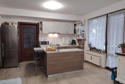 Apartament cu 3 camere semidecomandat, mobilat în Borhanci