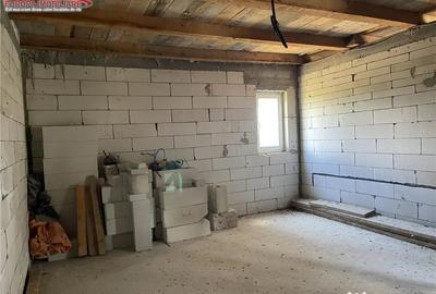 Casă cu 4 camere cu Teren 1600 Mp în Malcoci - 9