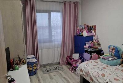 Apartament cu 3 camere semidecomandat în Fundeni