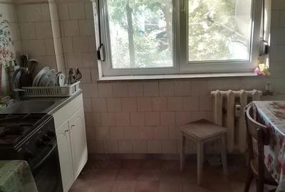 Apartament cu 3 camere semidecomandat în Micro 14