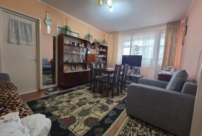Apartament cu 3 camere semidecomandat în Micro 16