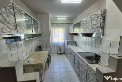 Apartament cu 4 camere semidecomandat în Micro 17