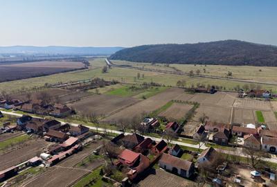 Teren Construcții intravilan de 2970 mp, în Odvoș - 18