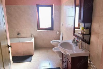 Casă cu 6 camere cu Teren 771 Mp în Central