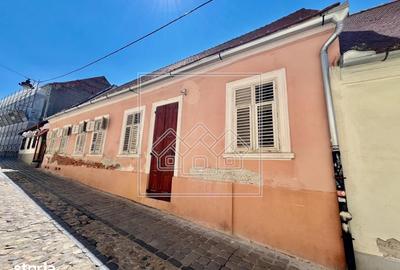Casă cu 4 camere cu Teren 100 Mp în Central