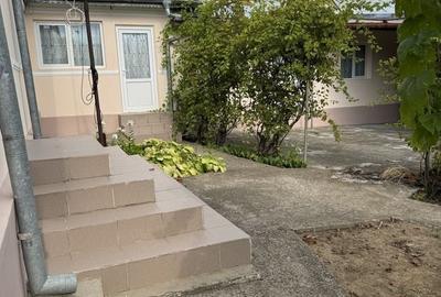 Casă cu 4 camere în Străoane