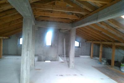 Casă cu Teren 1093 Mp în Central