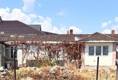 Casă cu 4 camere cu Canalizare în Central