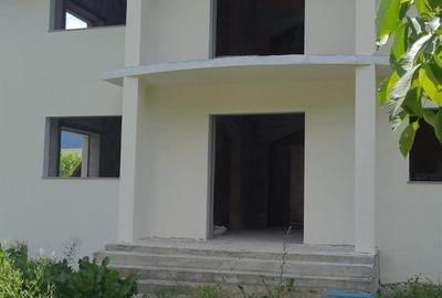 Casă individuală cu 4 camere cu Teren 890 Mp în Central