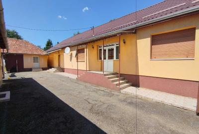 Casă cu 4 camere în Șinteu