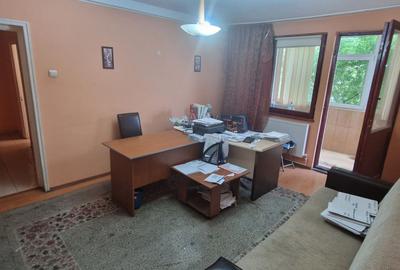 Apartament cu 3 camere semidecomandat, mobilat în Central