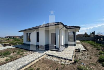Casă individuală cu 4 camere cu Canalizare în Micești