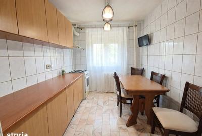 Apartament cu 3 camere semidecomandat în Tei