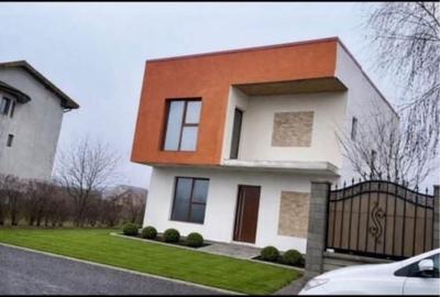 Casă cu 4 camere în Central