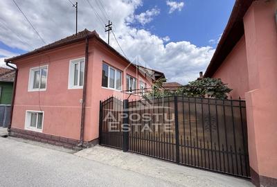 Casă cu 8 camere cu Teren 700 Mp în Sălașu de Jos
