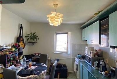 Apartament cu 3 camere decomandat, mobilat în Complex Studențesc