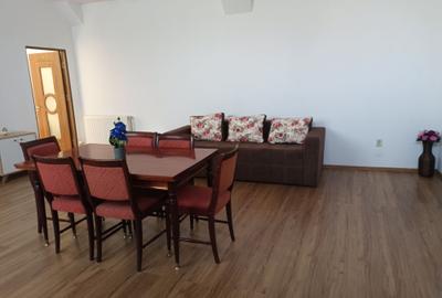 Apartament cu 3 camere decomandat în Exterior Vest