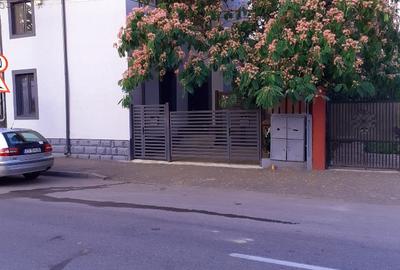 Casă cu 4 camere cu Canalizare în Central - 2