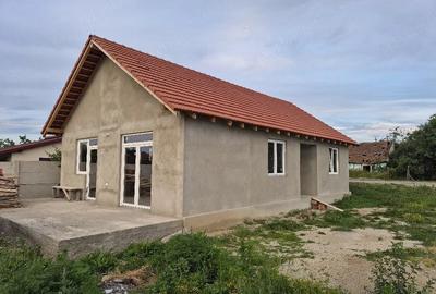 Casă cu 2 camere cu Teren 750 Mp în Chizătău