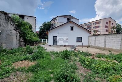 Casă cu 2 camere cu Teren 700 Mp în Central