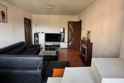 Apartament cu 3 camere semidecomandat în Craiovița Nouă
