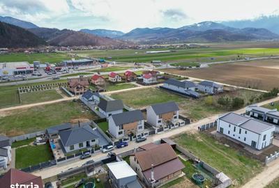Casă cu 4 camere cu Teren 250 Mp în Central