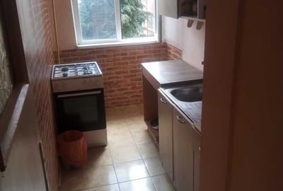 Apartament cu 4 camere semidecomandat în Dâmbovița