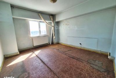 Apartament cu 3 camere decomandat în Trocadero