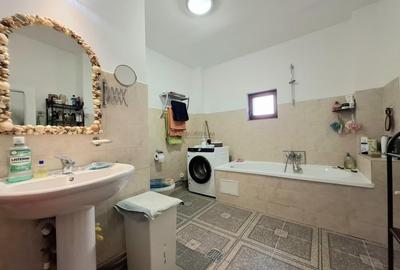 Casă cu 7 camere cu Teren 959 Mp în Central