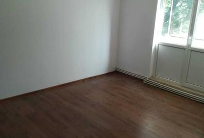 Apartament cu 3 camere semidecomandat în Tătărași